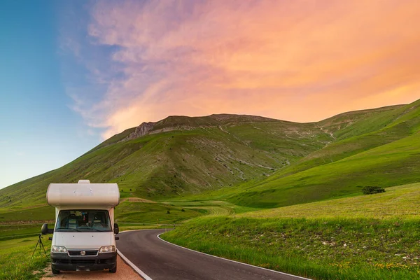 Camper Van Silnici Krásné Krajině Dramatická Obloha Při Západu Slunce — Stock fotografie
