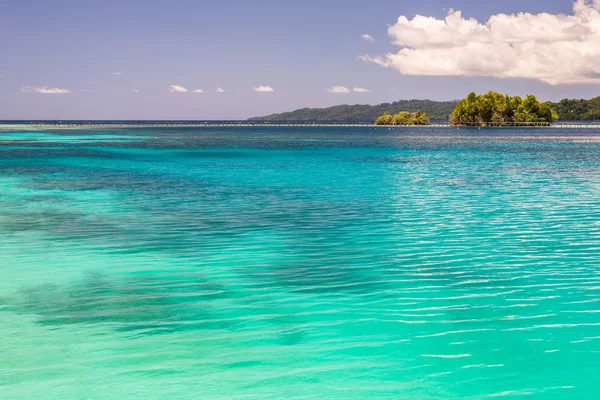 Blå havet i dagsljus, Togian öarna — Stockfoto