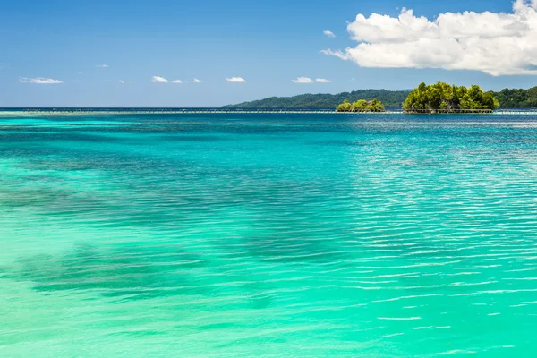日光、トギアン諸島の青い海 — ストック写真