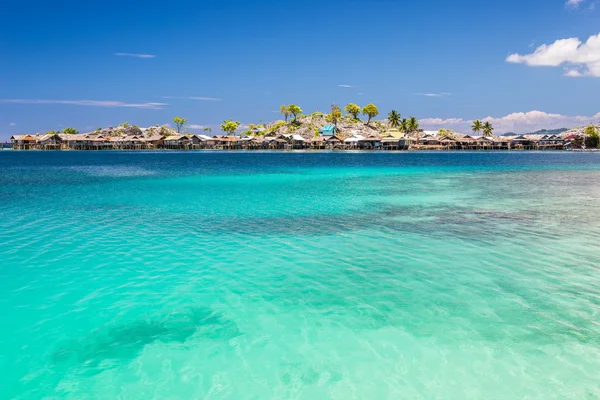 Village de gitans de la mer sur le lagon bleu — Photo