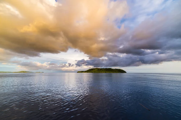 Cloudscape ao anoitecer, Ilhas Togianas — Fotografia de Stock