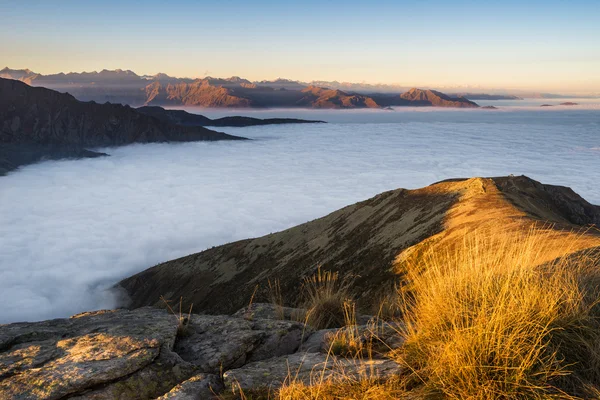 Paysage montagneux au coucher du soleil — Photo