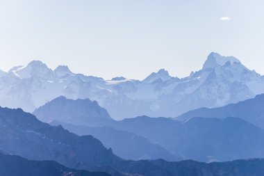 Mavi tonda yüksek dağ siluet