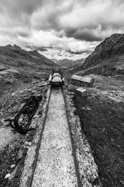 山の中の古い鉄道 — ストック写真