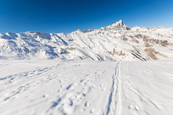 Alpinisme in verse sneeuw — Stockfoto