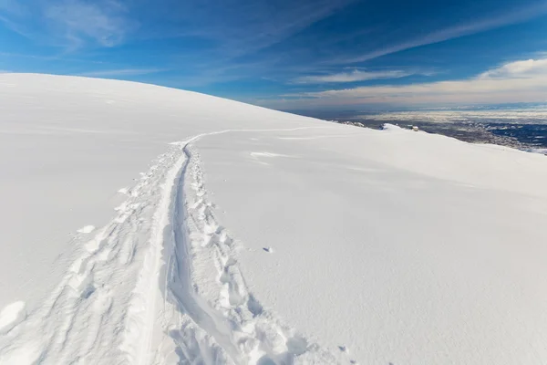 Bergsteigen im Neuschnee — Stockfoto