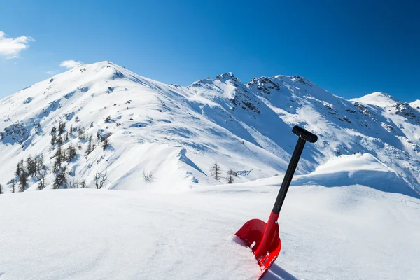 Pelle à avalanche dans la neige Images De Stock Libres De Droits