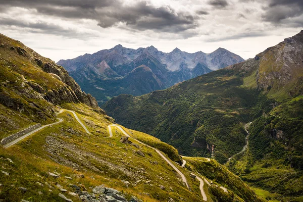 Strada tortuosa al passo di montagna — Foto Stock