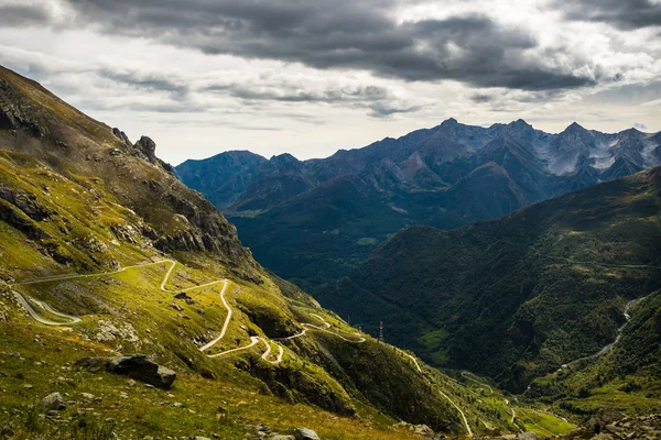 Camino sinuoso al paso de montaña — Foto de Stock