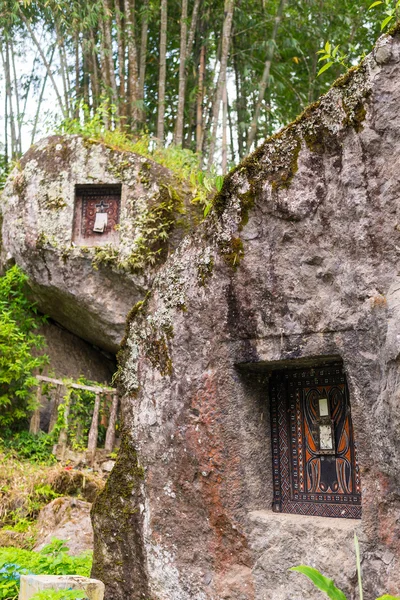 Traditionelle Begräbnisstätte in tana toraja — Stockfoto