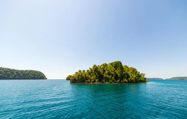 Isola deserta nell'arcipelago di Togian — Foto Stock