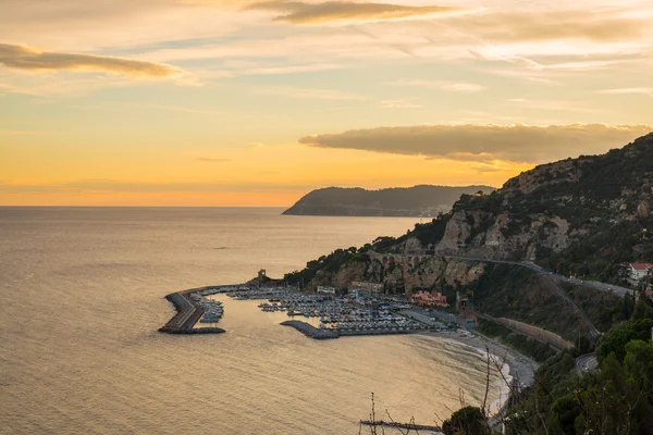 Italiaanse kustlijn in de schemering — Stockfoto