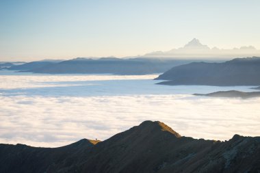 Gün batımında puslu mountainscape