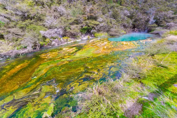 Fonte termal colorida — Fotografia de Stock