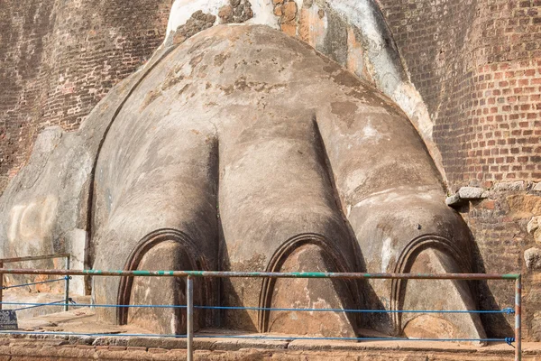 Lion Paw sculptuur in burcht op Sigiriya — Stockfoto