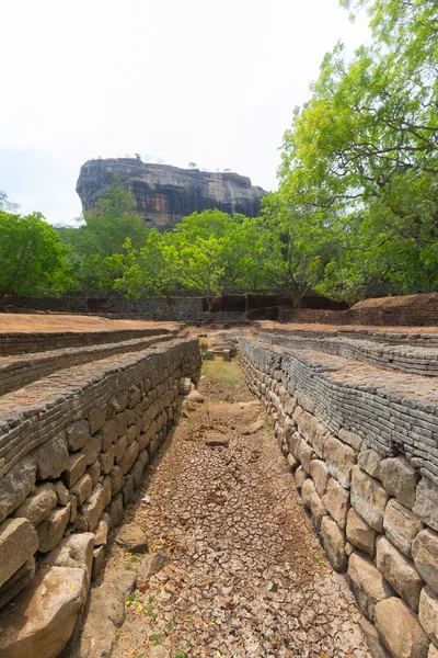 Burcht op Sigiriya rots uit onderstaande, Sri Lanka — Stockfoto