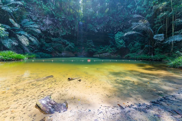 Naturpool und Wasserfall im Regenwald — Stockfoto