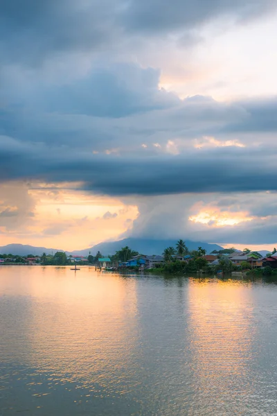 Puesta de sol de ensueño en el río Sarawak, Borneo — Foto de Stock