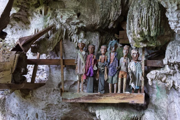 Local de enterro tradicional em Tana Toraja — Fotografia de Stock