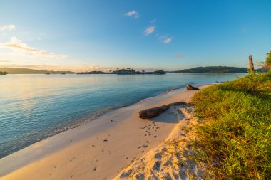 Issız sahilde altın gündoğumu