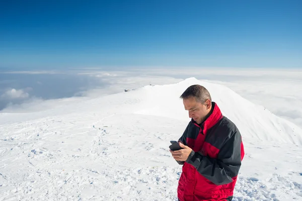 Smartphone auf dem Gipfel prüfen — Stockfoto