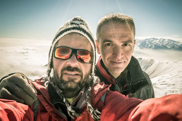 Alpinistas selfie no topo — Fotografia de Stock