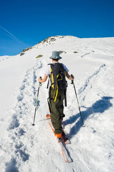 Alpentour in Richtung Gipfel — Stockfoto