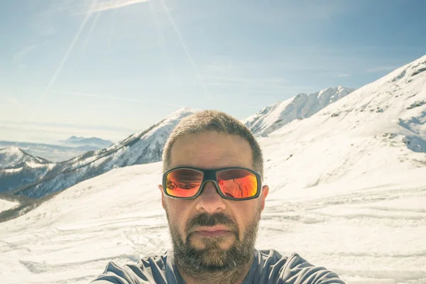 Tour skieur prenant selfie — Photo