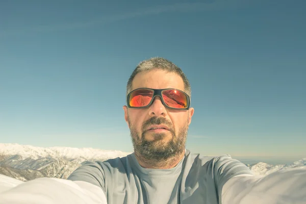 Alpinista tomando selfie — Fotografia de Stock