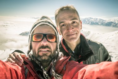 Alpinists selfie üstünde belgili tanımlık tepe