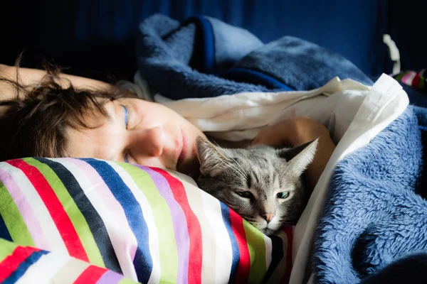 Woman sleeping with cat — Stock Photo, Image