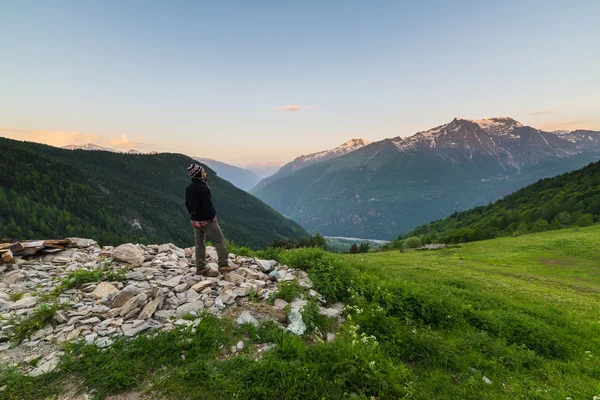 Amanecer cálido en los Alpes — Foto de Stock