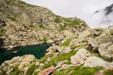 Alplerde yürüyüş.