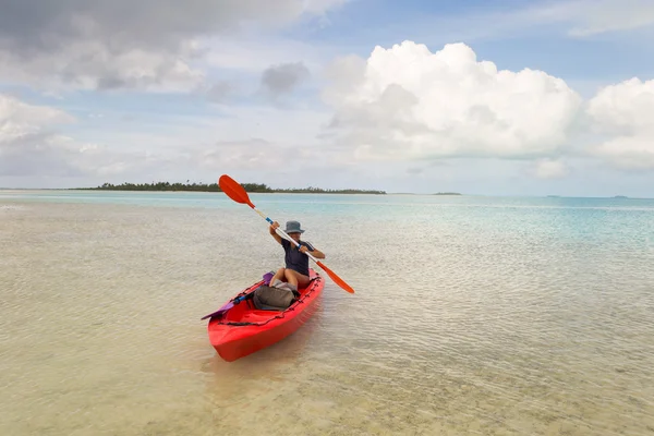 Piragüismo en la laguna de Aitutaki — Foto de Stock