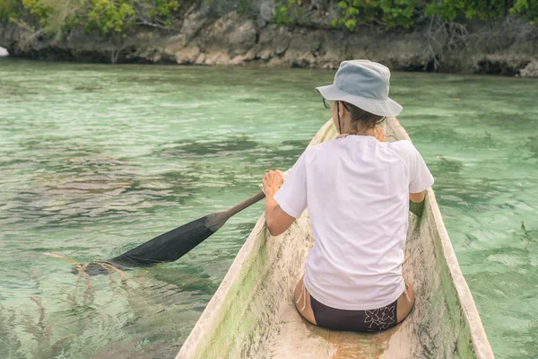 Canotaje entre las Islas Togianas — Foto de Stock