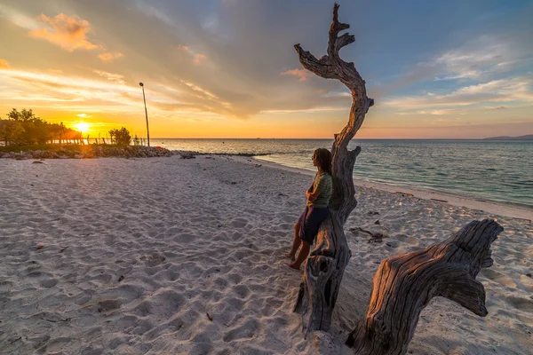 Mulher na praia ao pôr do sol — Fotografia de Stock