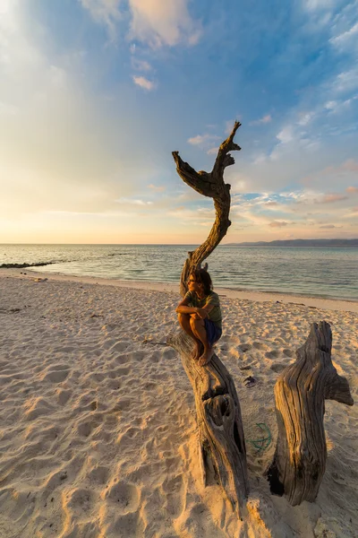 Mujer en la playa al atardecer —  Fotos de Stock