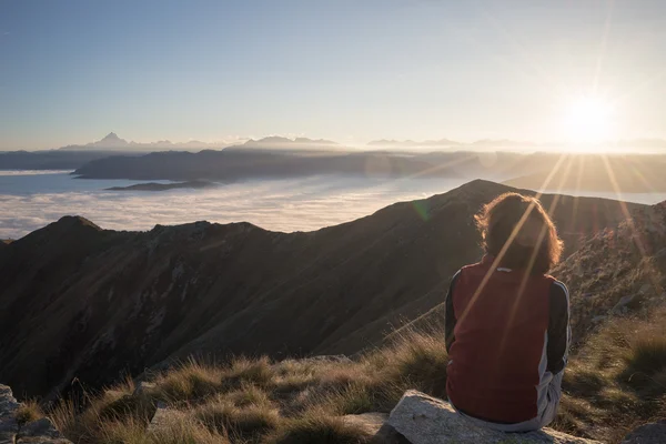 Mujer descansando en la cima de la montaña — Foto de Stock