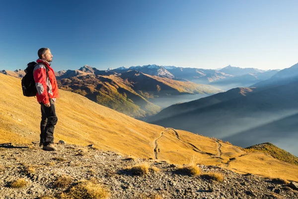 Hiker vilar på bergets topp — Stockfoto