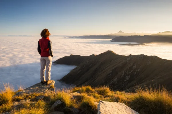 Femme reposant sur le sommet de la montagne Images De Stock Libres De Droits