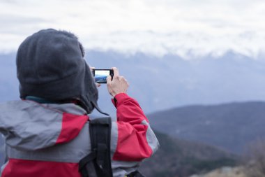 Uzun yürüyüşe çıkan kimse alarak resmi telefon ile
