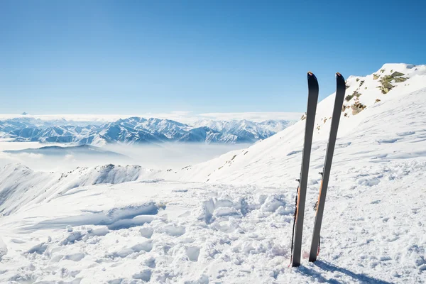 Оборудование для альпинизма на вершине — стоковое фото