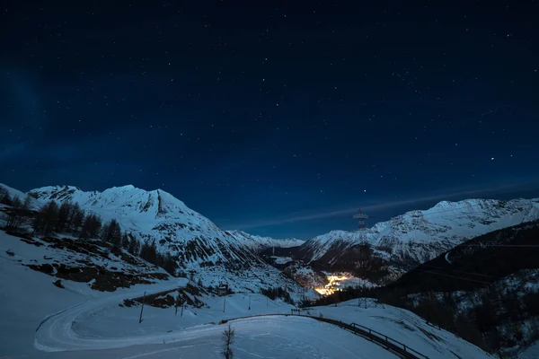 晚上拉律滑雪胜地 — 图库照片