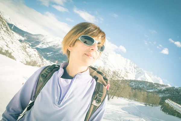 Neşeli kadın kayakçı Kayak merkezinde Telifsiz Stok Fotoğraflar