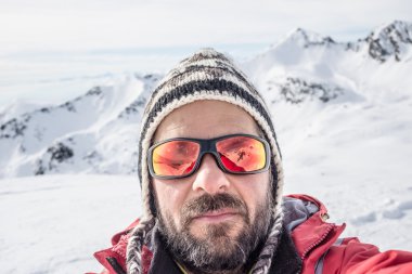 Alpin kayakçı alarak selfie