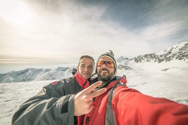 Alpinists selfie üstünde belgili tanımlık tepe — Stok fotoğraf