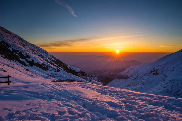 发光的阿尔卑斯山的第一缕阳光 — 图库照片
