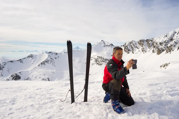 Alpinista tirar selfie com smartphone — Fotografia de Stock