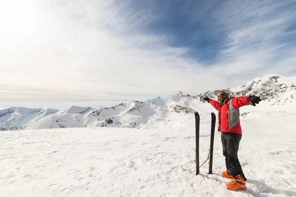 Alpinist arka ülkenin Kayak ile — Stok fotoğraf