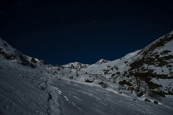 A holdfény által megvilágított havas lejtőkön — Stock Fotó